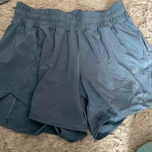 🍋🍋 Lululemon hotty hot shorts size 10